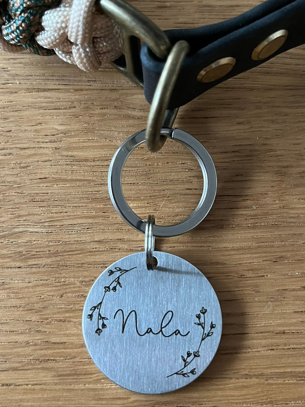 Individuell gravierte Hundemarke aus Edelstahl - Blumenkranz